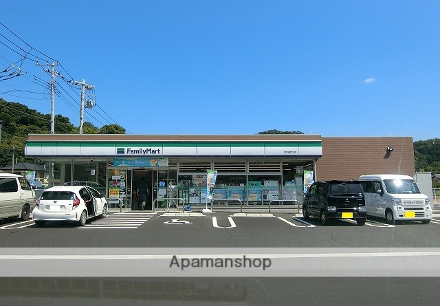 コンビニ　ファミリーマート（コンビニ）まで550m