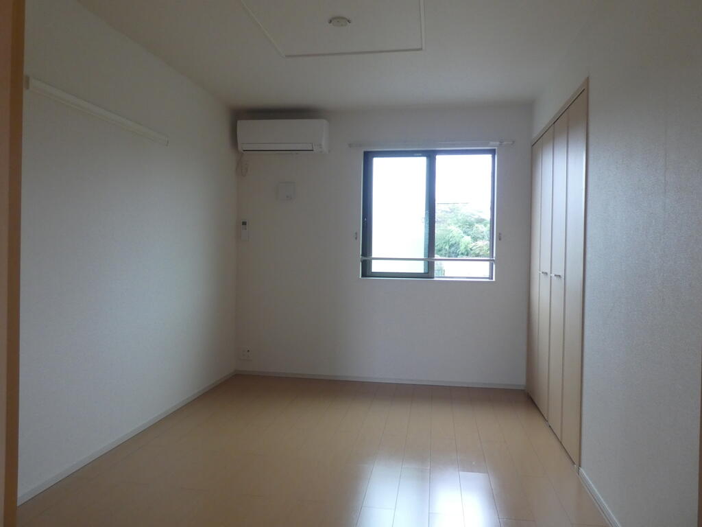 居室・リビング　同アパートの別部屋を使用しております。