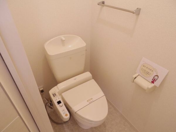 トイレ　温水シャワー付きトイレです