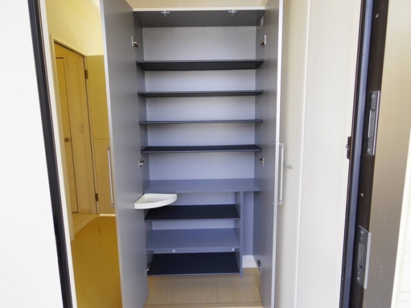 玄関　トールタイプのシューズボックス付き