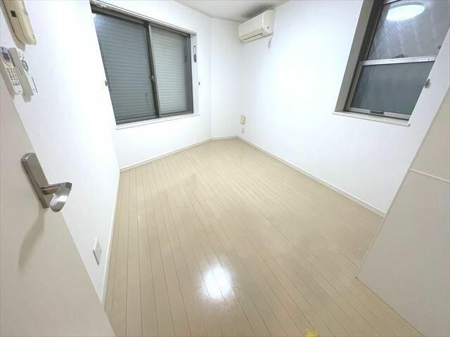 居室・リビング　２面採光なので、明るく風通しのよい過ごしやすいお部屋です♪