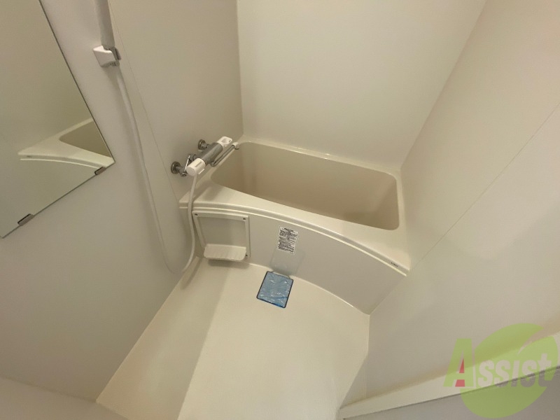 バス・シャワールーム　バスルームは狭すぎず、シャワーも浴びやすそうです。