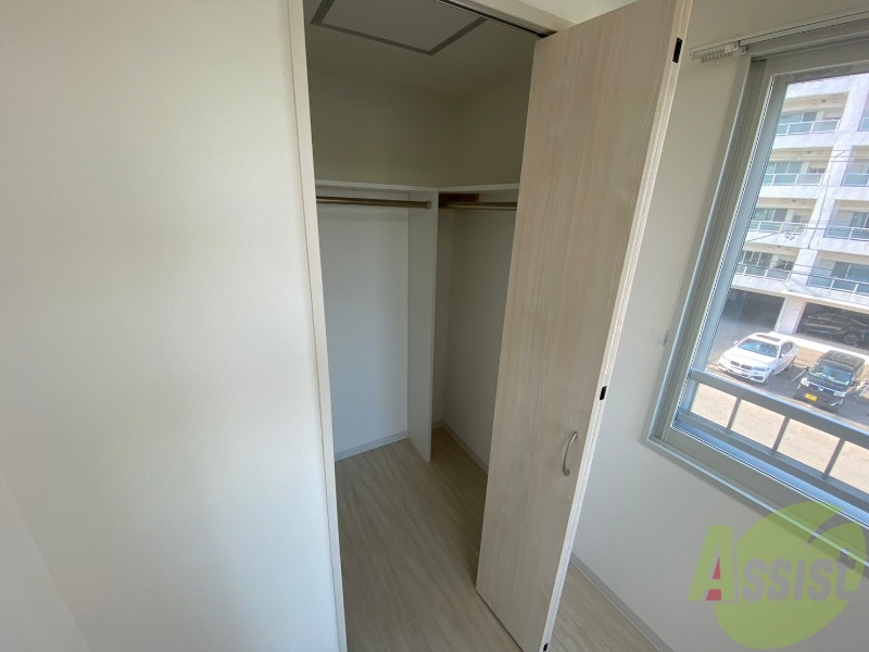 収納　クローゼットを開けてみました。奥行きがありますね。