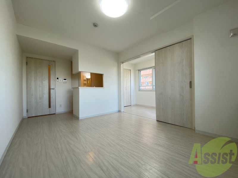 居室・リビング　白さが清潔感を出してくれます。お部屋も明るいですね。