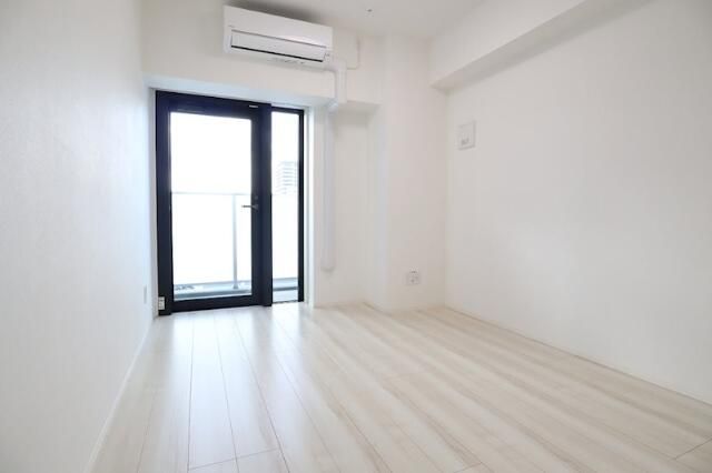 居室・リビング　別部屋反転写真