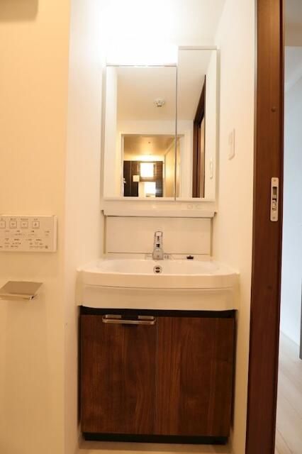 洗面設備　別部屋反転写真