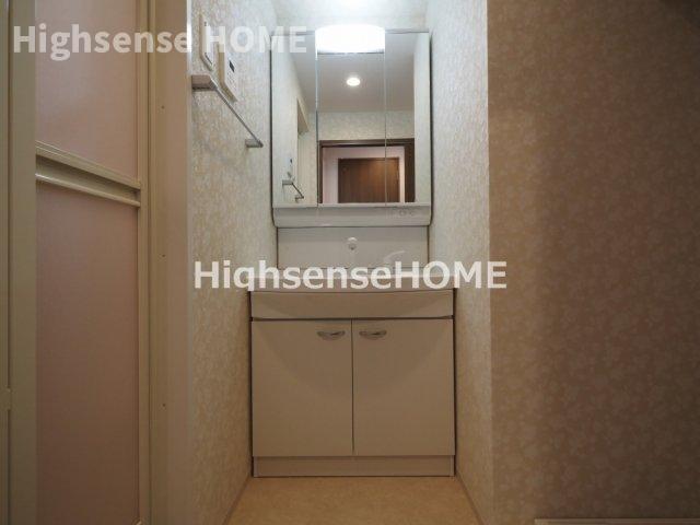 洗面設備　明るい洗面所です