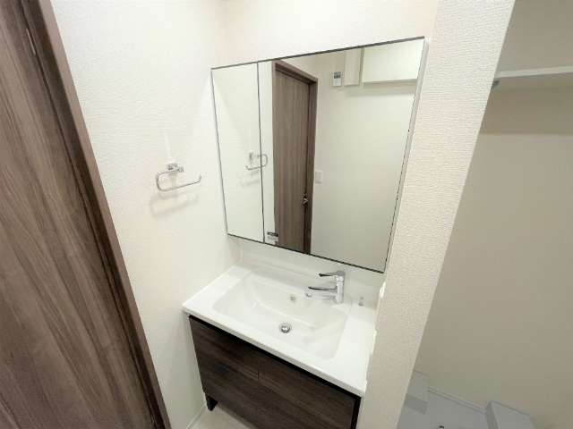 洗面設備　シャワー付きで身支度に便利です。