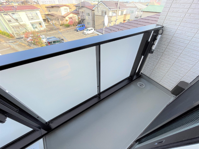 バルコニー　洗濯物を干すのに十分なスペースがございます。