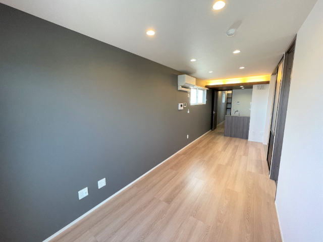 居室・リビング　ダウンライトで落ち着いた雰囲気のリビングです。