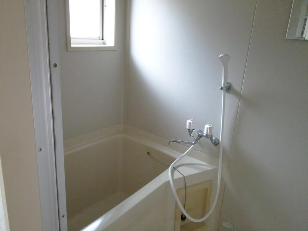 バス・シャワールーム　小窓付きバス