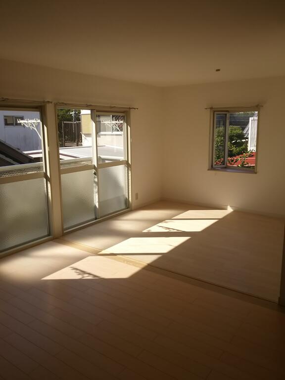 居室・リビング　２間サッシで明るいリビング