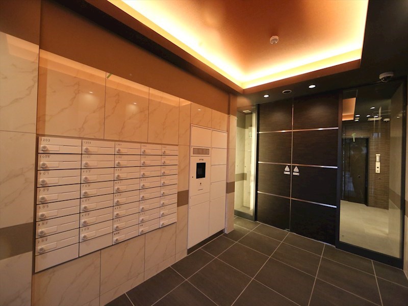 エントランス　エントランス　オートロック　宅配ＢＯＸ　防犯カメラ