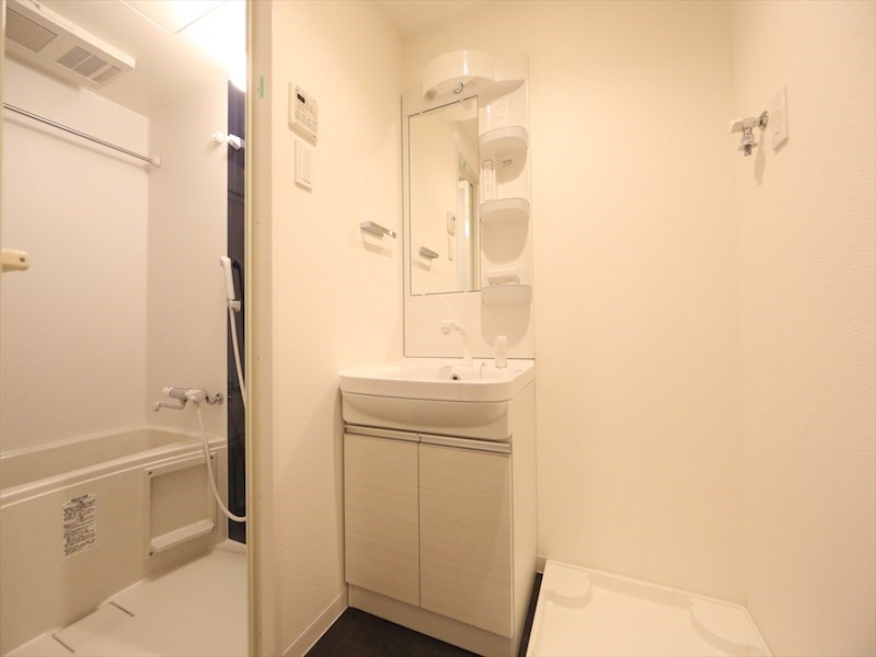 洗面設備　脱衣所　独立洗面台（シャンプードレッサー付）収納スペース有