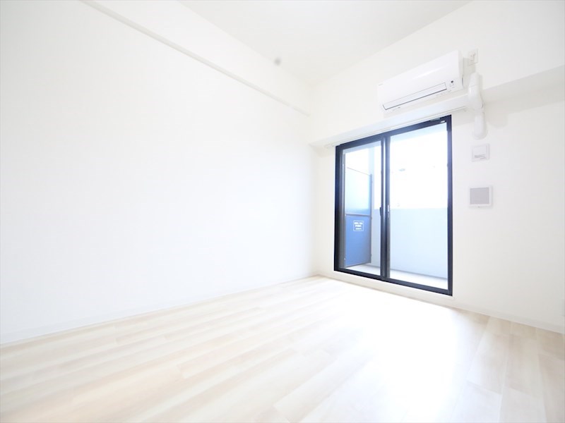 バルコニー　洋室7.6帖　エアコン完備　バルコニー