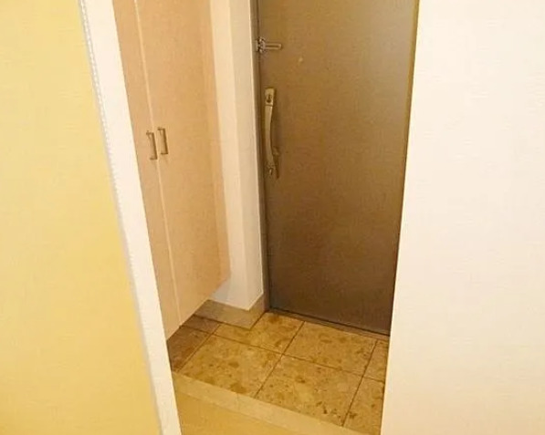 玄関　※別部屋の参考写真です。