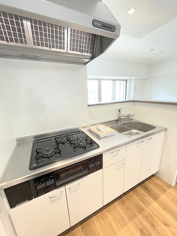 キッチン　システムキッチン・グリル付き３口ガスコンロ