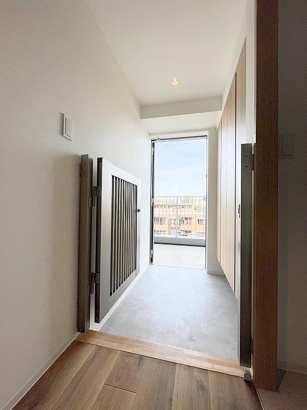 玄関　玄関内側・ダブルロック