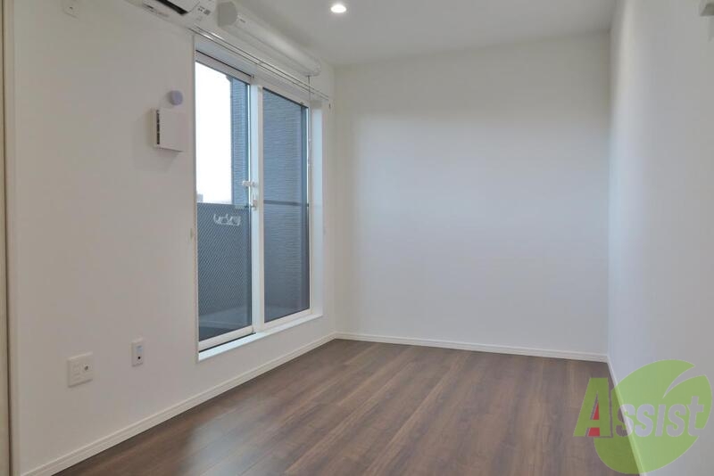 居室・リビング　広めの洋室となっております。室内物干しもあって便利ですね。