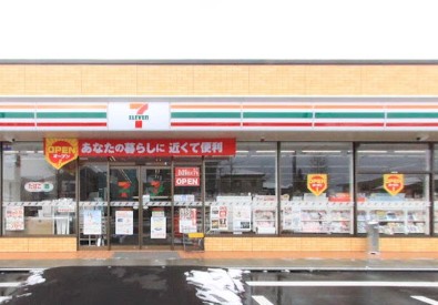 コンビニ　セブンイレブン宮関店（コンビニ）まで385m