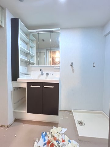 洗面設備　リノベーション工事中の写真です