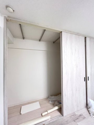 収納　リノベーション工事中の写真です