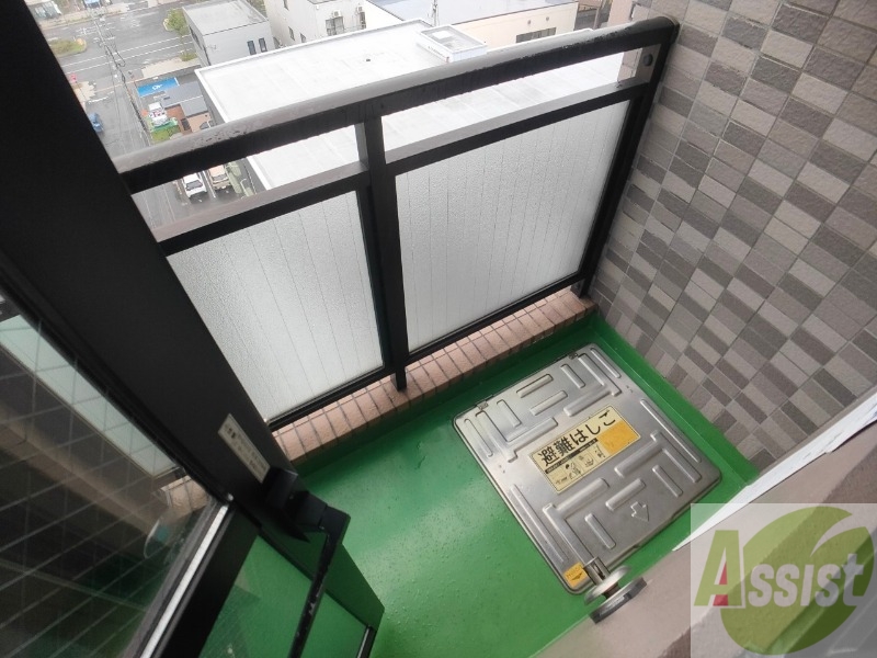 バルコニー　バルコニーです。洗濯物を干すもよし、一息つくもよしですね。