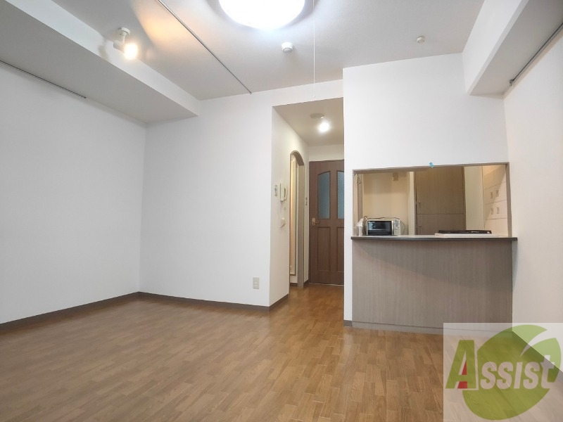 居室・リビング　リビングです。木目のフローリングが落ち着きますね。