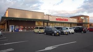 スーパー　マルヨシセンター 木太店（スーパー）まで182m