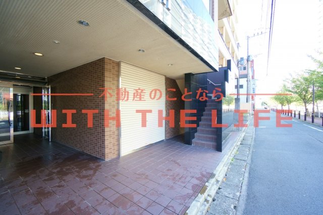 エントランス　落ち着いたエントランスです