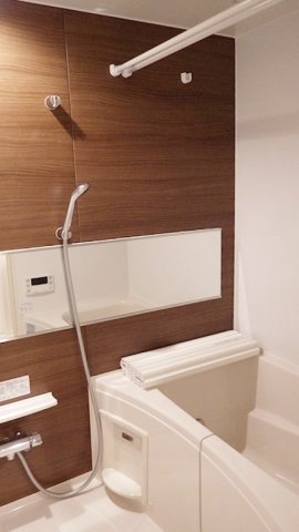 バス・シャワールーム　嬉しい追い焚き・浴室乾燥機付きです♪