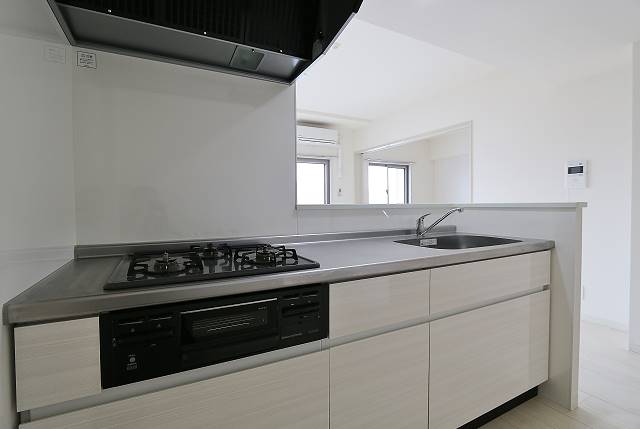 キッチン　3口コンログリル付、料理も捗りそうですね