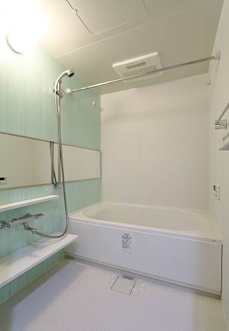 バス・シャワールーム　浴槽も広く、落ち着く空間ですね