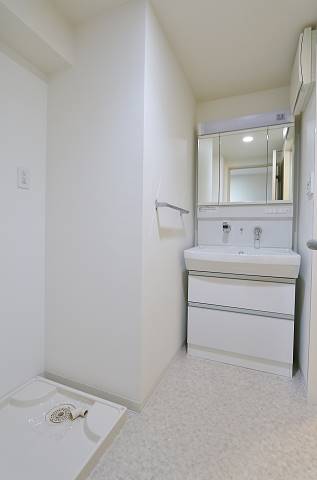 洗面設備　三面鏡の広々洗面台で朝のお支度も楽々