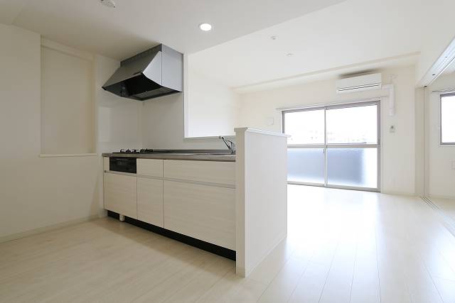 居室・リビング　12帖、白基調のオシャレで広々リビング