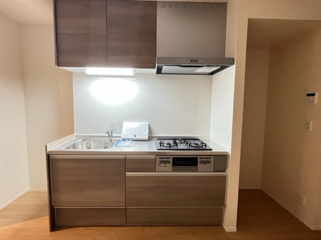 キッチン　システムキッチン　３口コンロ