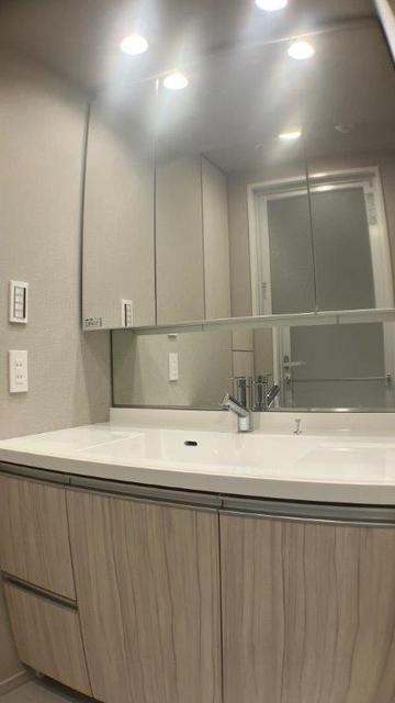 洗面設備　三面鏡付洗面化粧台