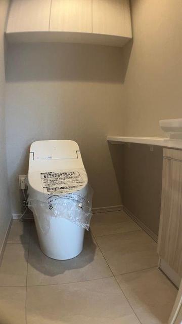 トイレ　温水洗浄便座・手洗いカウンター付