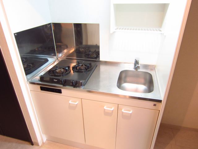 キッチン　２口ガスコンロ付きで料理しやすく、横には冷蔵庫置けます