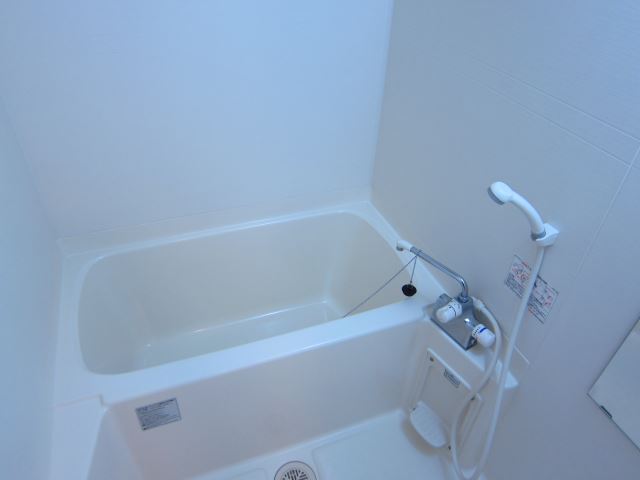 バス・シャワールーム　浴室乾燥機付き、サーモ水栓もあって温度調節できます