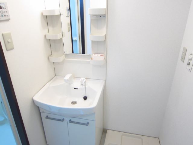 洗面設備　シャンプードレッサー、洗濯機置き場もキレイです