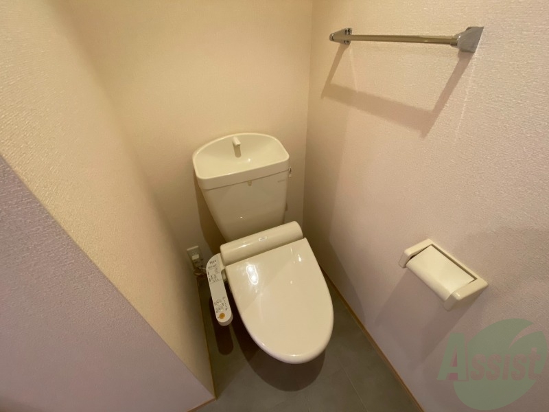 トイレ　トイレはこちらのウォシュレット付きになりますね。