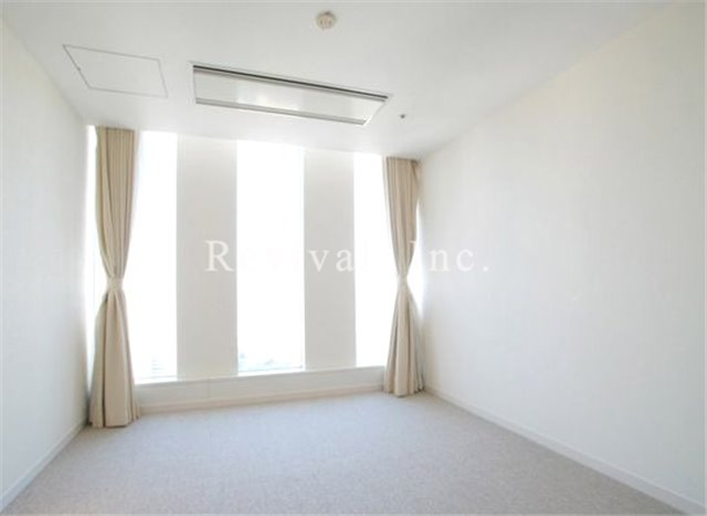 その他部屋・スペース　明るい光の差し込むベッドルームでございます