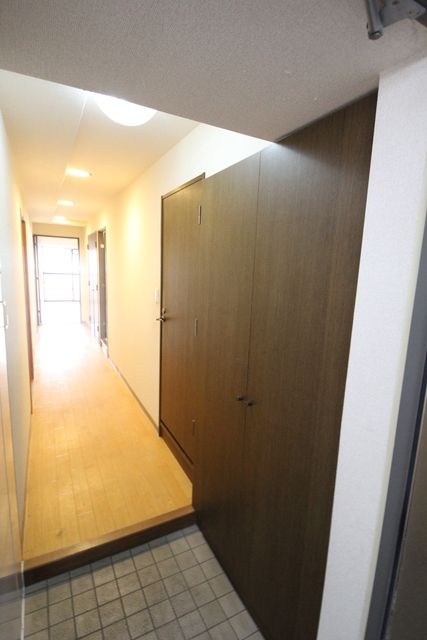 玄関　別部屋の同タイプ写真です。