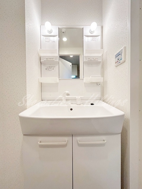 洗面設備　ゆったりとスペースのある洗面所