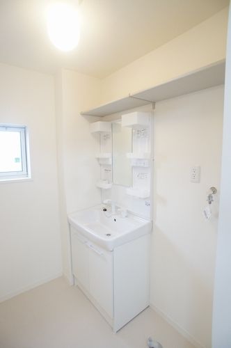 洗面設備　明るい洗面所です