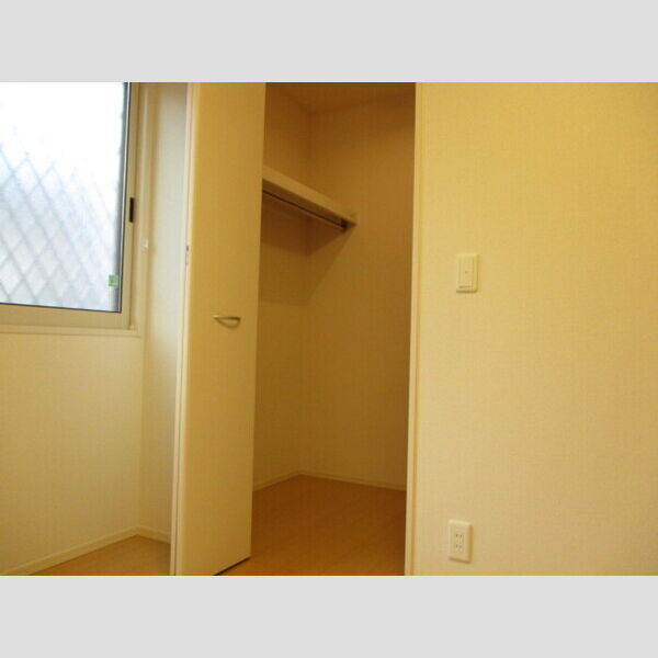 収納　洋間北ウォークインクローゼット