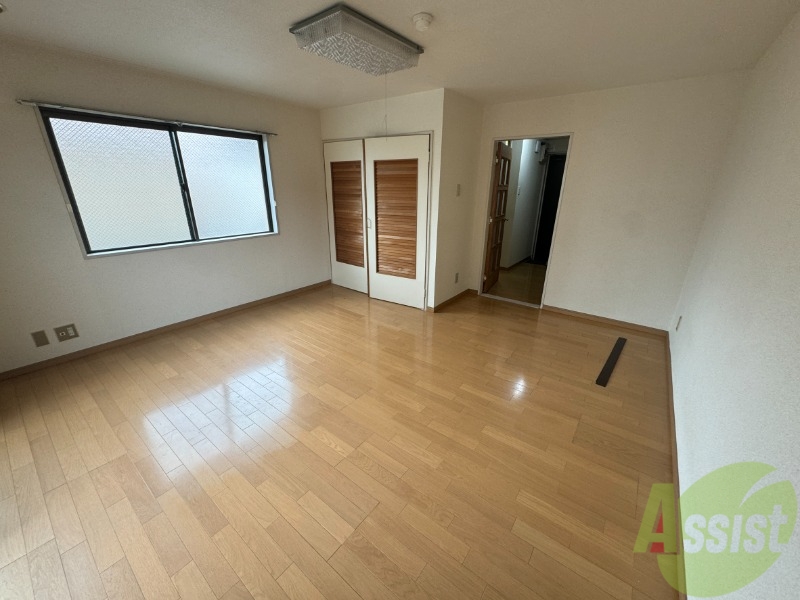 その他部屋・スペース　窓から光がたくさん差し込んできますね。