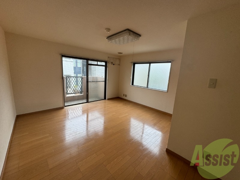 居室・リビング　明るいお部屋で、伸び伸びできますね。