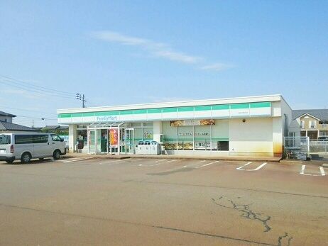 コンビニ　ファミリーマート（コンビニ）まで200m
